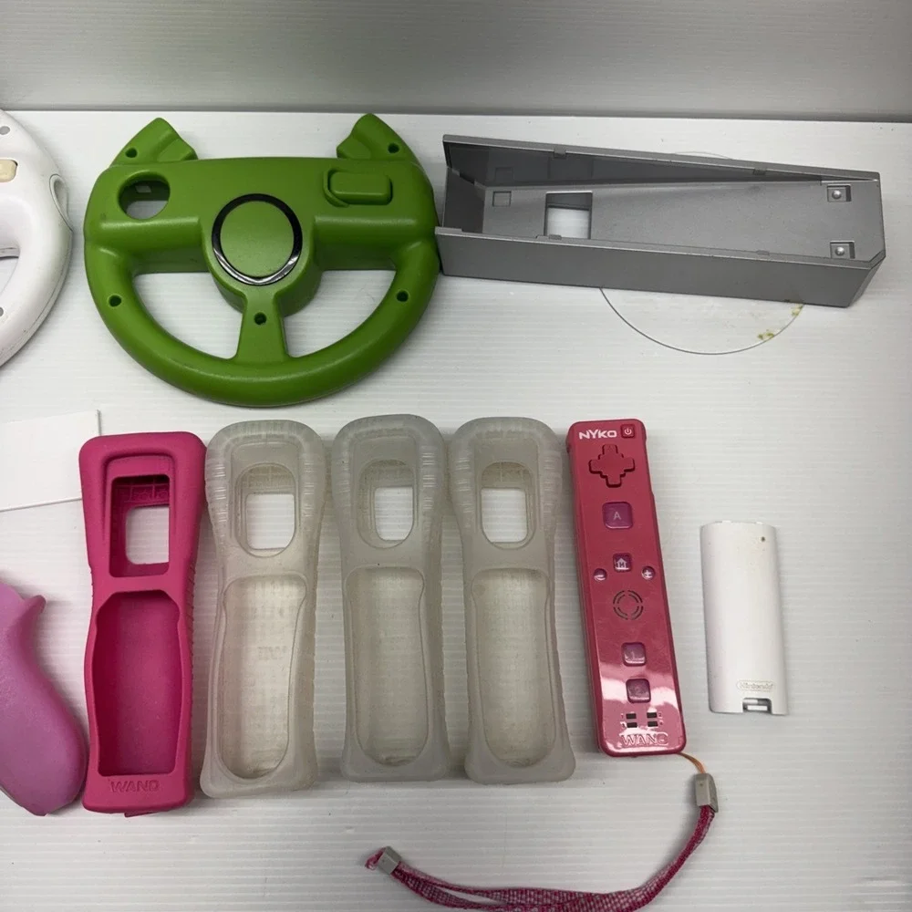 LARGE LOT OF NINTENDO Wii ACCESSORIES CONTROLLERS NUMCHUKS STEERING WHEELS